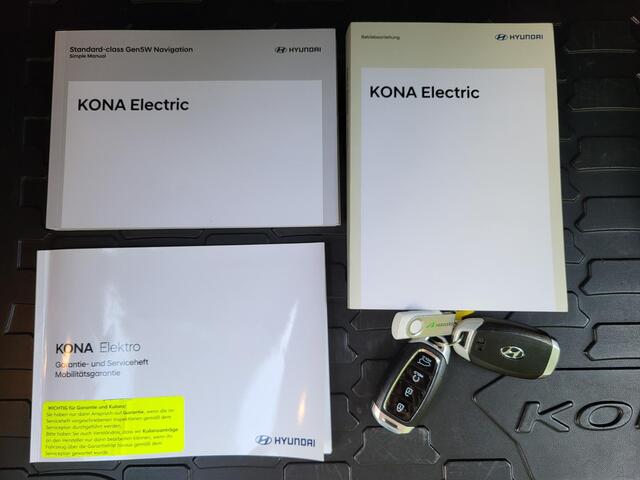 Hyundai Kona EV Fashion 64 kWh Automaat / Dealer onderhouden / HUD / Navigatie / Stuur- en stoelverwarming /