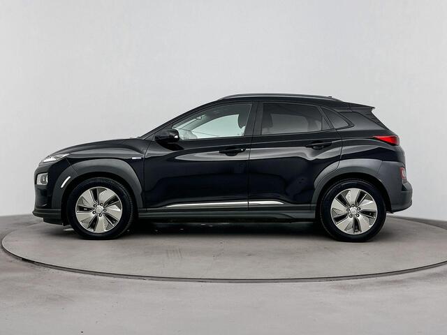Hyundai Kona EV Premium 64 kWh | Soh 96,2% | Achterruitrij Camera | Dodehoek Detectie | Stoel verwarming & ventilatie | DAB Radio |