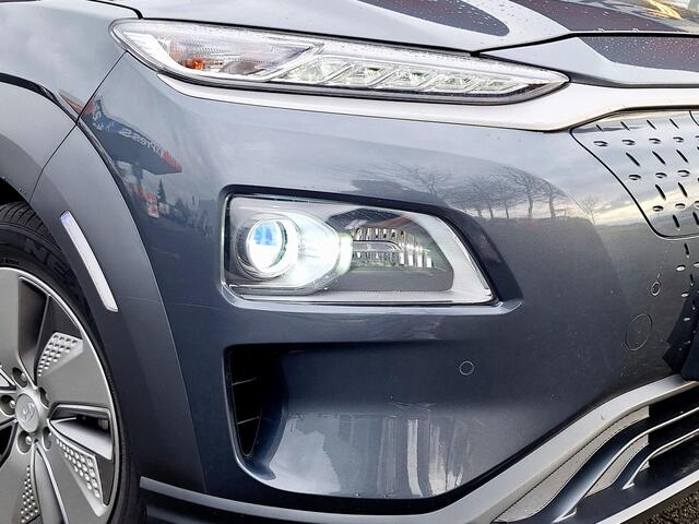Hyundai Kona EV Premium 64 kWh | SOH: 94,6% | Leder | Warmtepomp | Adaptive CC | Navi | Camera |