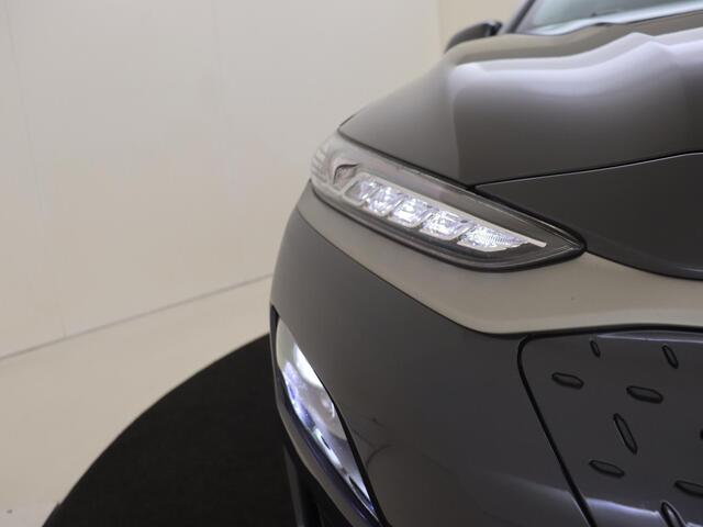 Hyundai Kona EV Premium 64 kWh | Navigatie | Elektrisch schuifdak | Stoelverwarming | Climate control | Camera |