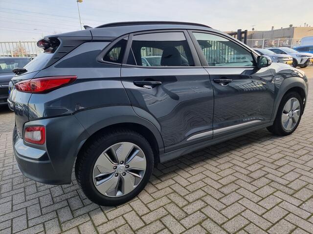 Hyundai Kona EV Fashion 64 kWh | SoH 96,1% | Stoelverwarming | Navigatie | Achteruitrijcamera |