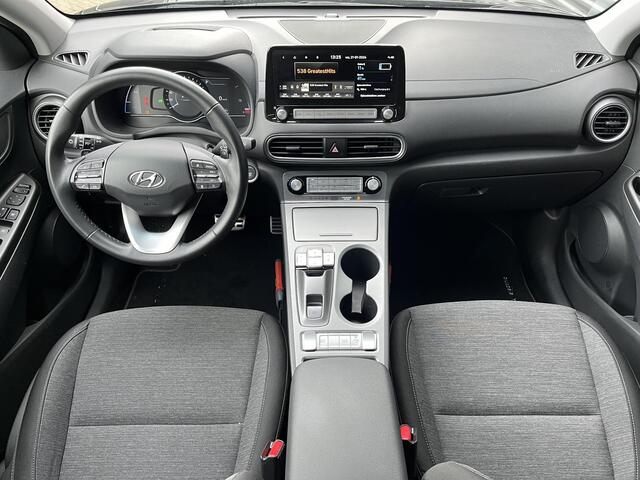 Hyundai Kona EV Fashion 64 kWh | 3 Fase OBC | Adaptieve cruisecontrol | Geïntegreerde navigatie | Multimedia systeem Apple Carplay & Android Auto |