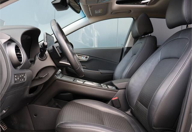 Hyundai Kona EV Premium Sky 64 kWh | 98% soh! | Leer | Trekhaak | Camera | HUD | Stoelverwarming - Koeling | Adaptieve Cruise Control | Schuif / kanteldak