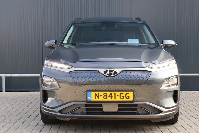 Hyundai Kona EV Premium Sky 64 kWh | 98% soh! | Leer | Trekhaak | Camera | HUD | Stoelverwarming - Koeling | Adaptieve Cruise Control | Schuif / kanteldak