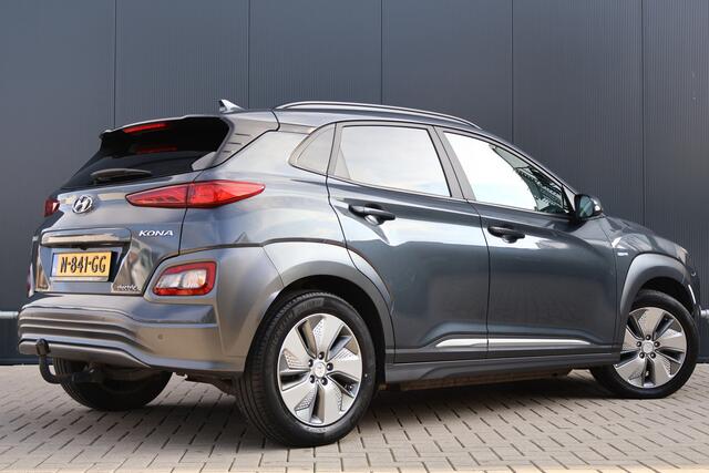 Hyundai Kona EV Premium Sky 64 kWh | 98% soh! | Leer | Trekhaak | Camera | HUD | Stoelverwarming - Koeling | Adaptieve Cruise Control | Schuif / kanteldak
