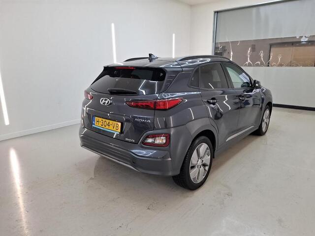 Hyundai Kona EV PREMIUM 64 KWH I LEDEREN BEKLEDING I 3-FASE I 100% SOH I STOELVERWARMING I APPLE CARPLAY