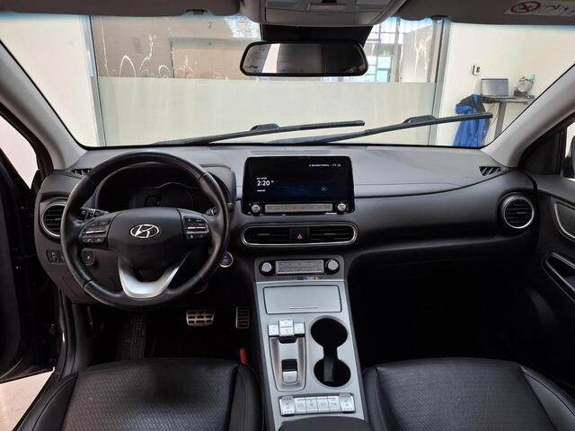 Hyundai Kona EV PREMIUM 64 KWH I LEDEREN BEKLEDING I 3-FASE I 100% SOH I STOELVERWARMING I APPLE CARPLAY