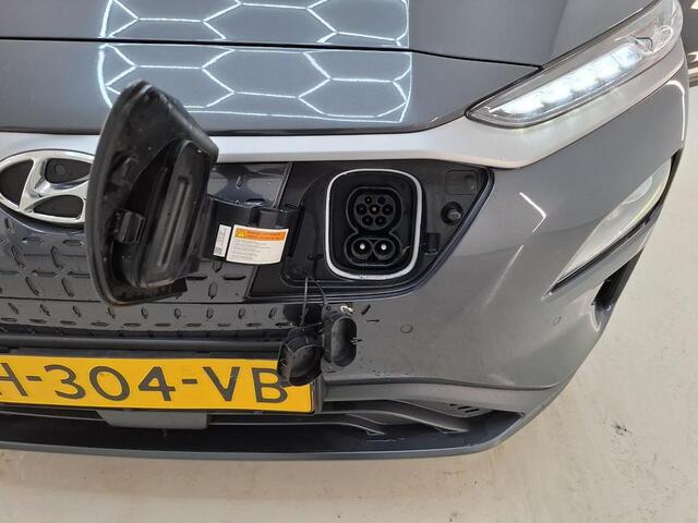 Hyundai Kona EV PREMIUM 64 KWH I LEDEREN BEKLEDING I 3-FASE I 100% SOH I STOELVERWARMING I APPLE CARPLAY