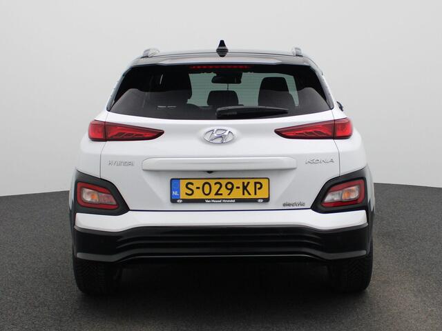 Hyundai Kona EV Premium 64 kWh 204PK | Stoelverwarming | Navigatie | Achteruitrijcamera | Keyless | Apple CarPlay & Android Auto