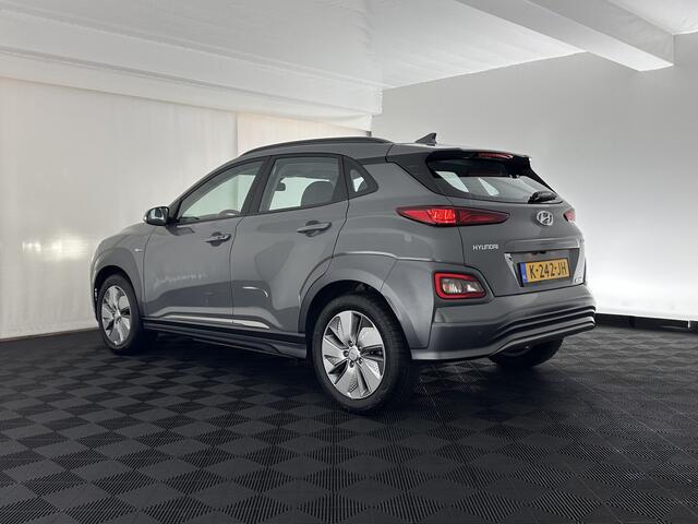 Hyundai Kona EV Comfort 39 kWh [ 3-Fase-11kW] (INCL-BTW) *DIGI-COCKPIT | ADAPTIVE-CRUISE | CARPLAY | DAB | LANE-ASSIST | KEYLESS | COMFORT-SEATS | CCS-FASTLOADER | SHIFTPADDLES | 17"ALU*