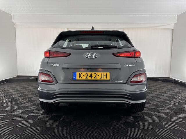 Hyundai Kona EV Comfort 39 kWh [ 3-Fase-11kW] (INCL-BTW) *DIGI-COCKPIT | ADAPTIVE-CRUISE | CARPLAY | DAB | LANE-ASSIST | KEYLESS | COMFORT-SEATS | CCS-FASTLOADER | SHIFTPADDLES | 17"ALU*