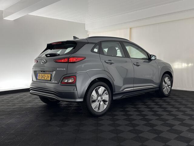 Hyundai Kona EV Comfort 39 kWh [ 3-Fase-11kW] (INCL-BTW) *DIGI-COCKPIT | ADAPTIVE-CRUISE | CARPLAY | DAB | LANE-ASSIST | KEYLESS | COMFORT-SEATS | CCS-FASTLOADER | SHIFTPADDLES | 17"ALU*