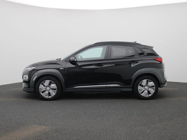 Hyundai Kona EV Fashion 64 kWh | Climate Control / ECC | Licht metalen velgen 17 inch | Cruise control Adaptivem | Connectiviteit | Navigatie | Park Distance Control achter | Achteruitrijcamera | Dakrailing |