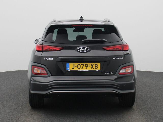 Hyundai Kona EV Fashion 64 kWh | Climate Control / ECC | Licht metalen velgen 17 inch | Cruise control Adaptivem | Connectiviteit | Navigatie | Park Distance Control achter | Achteruitrijcamera | Dakrailing |