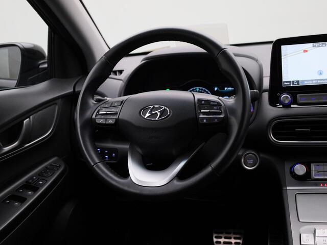 Hyundai Kona EV Fashion 64 kWh | Climate Control / ECC | Licht metalen velgen 17 inch | Cruise control Adaptivem | Connectiviteit | Navigatie | Park Distance Control achter | Achteruitrijcamera | Dakrailing |