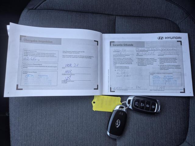 Hyundai Kona EV Comfort Smart 64 kWh Automaat / Accu SOH 100% / CCS snellader / WLTP bereik 484 km bereik stad 660 km / Stuur- & Stoelverwarming / Navigatie via Apple Carplay/Android Auto / Adaptief cruise control / Achteruitrijcamera / Keyless Entry/Start /