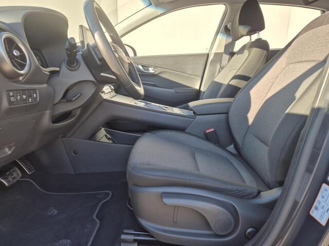 Hyundai Kona EV Comfort Smart 64 kWh Automaat / Accu SOH 100% / CCS snellader / WLTP bereik 484 km bereik stad 660 km / Stuur- & Stoelverwarming / Navigatie via Apple Carplay/Android Auto / Adaptief cruise control / Achteruitrijcamera / Keyless Entry/Start /