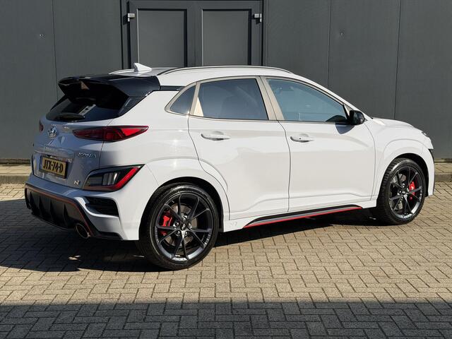Hyundai Kona 2.0 T-GDI N Performance 280pk DCT8 / Sonic Blue / Fabrieksgarantie tot 01-2027 / 1e Eigenaars auto / Dealer Onderhouden / Limited Slip Diff / Adaptieve Cruise / Adaptieve Onderstel / Stoel & Stuurwielverwarming / Achterbank Verwarming / Elektr. Stoelen / 