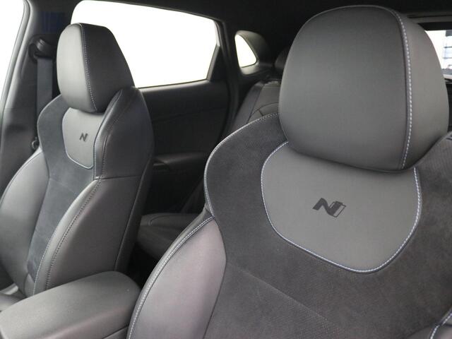 Hyundai Kona 2.0 T-GDI N Performance 280pk DCT8 / Sonic Blue / Fabrieksgarantie tot 01-2027 / 1e Eigenaars auto / Dealer Onderhouden / Limited Slip Diff / Adaptieve Cruise / Adaptieve Onderstel / Stoel & Stuurwielverwarming / Achterbank Verwarming / Elektr. Stoelen / 