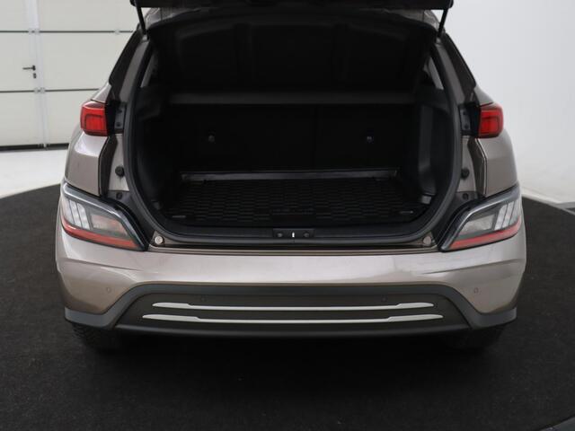 Hyundai Kona EV Fashion 64 kWh | SOH 100% | 3 Fase | Head-Up | Warmtepomp | Adaptive cruise | Camera | Carplay | Keyless | Full LED | Navigatie | Climate control
