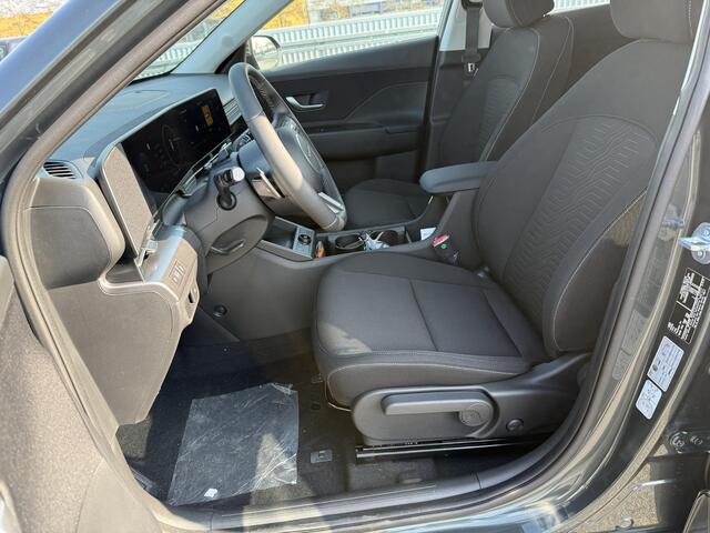 Hyundai Kona Electric Pure Edition 64.8 kWh / Stoel+Stuur Verwarming / Navigatie / Keyless / Apple Carplay&Android Auto / Adaptive Cruise /