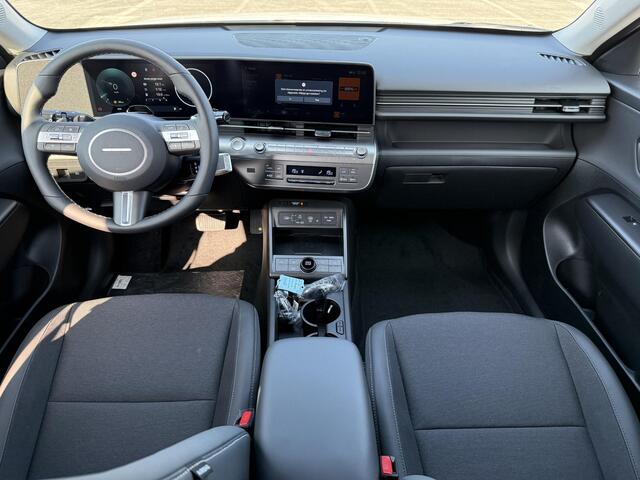 Hyundai Kona 1.6 GDI HEV Comfort Plus / ¤2.500,- Voordeel / Elektrische Achterklep / Stoel Verwarming V+A / Stuur Verwarming / Keyless / Adaptive Cruise / Navigatie / Apple Carplay&Android Auto /