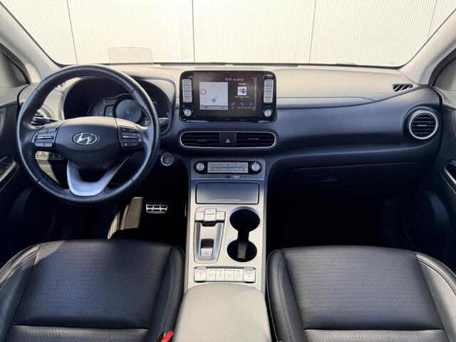 Hyundai Kona EV Premium 64 kWh Automaat / NL auto / Accu SoH 100% / Batterijgarantie 8 jaar 160.000 km / Dealer onderhouden / WLTP 484 km / Warmtepomp / Leder / Navigatie / HUD / Krell audio / Stuur- en stoelverwarming / Stoelventilatie /