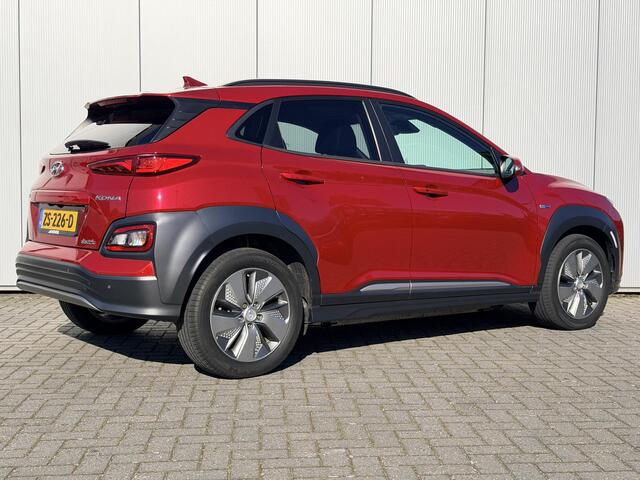Hyundai Kona EV Premium 64 kWh Automaat / NL auto / Accu SoH 100% / Batterijgarantie 8 jaar 160.000 km / Dealer onderhouden / WLTP 484 km / Warmtepomp / Leder / Navigatie / HUD / Krell audio / Stuur- en stoelverwarming / Stoelventilatie /
