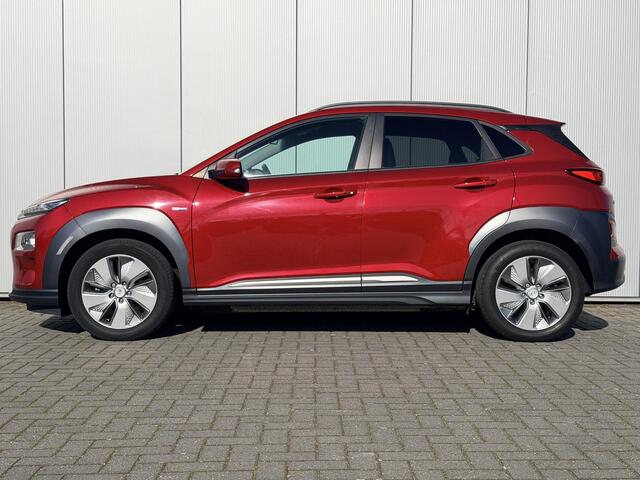 Hyundai Kona EV Premium 64 kWh Automaat / NL auto / Accu SoH 100% / Batterijgarantie 8 jaar 160.000 km / Dealer onderhouden / WLTP 484 km / Warmtepomp / Leder / Navigatie / HUD / Krell audio / Stuur- en stoelverwarming / Stoelventilatie /