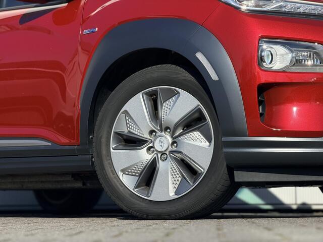 Hyundai Kona EV Premium 64 kWh Automaat / NL auto / Accu SoH 100% / Batterijgarantie 8 jaar 160.000 km / Dealer onderhouden / WLTP 484 km / Warmtepomp / Leder / Navigatie / HUD / Krell audio / Stuur- en stoelverwarming / Stoelventilatie /