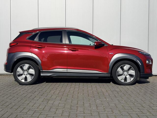 Hyundai Kona EV Premium 64 kWh Automaat / NL auto / Accu SoH 100% / Batterijgarantie 8 jaar 160.000 km / Dealer onderhouden / WLTP 484 km / Warmtepomp / Leder / Navigatie / HUD / Krell audio / Stuur- en stoelverwarming / Stoelventilatie /