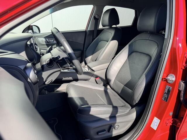 Hyundai Kona EV Premium 64 kWh Automaat / NL auto / Accu SoH 100% / Batterijgarantie 8 jaar 160.000 km / Dealer onderhouden / WLTP 484 km / Warmtepomp / Leder / Navigatie / HUD / Krell audio / Stuur- en stoelverwarming / Stoelventilatie /