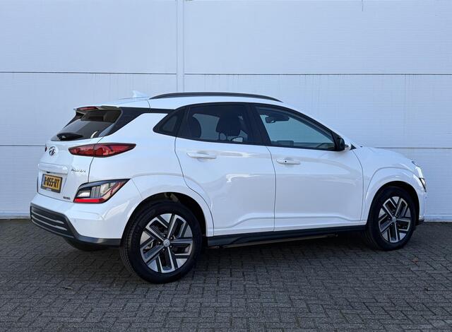 Hyundai Kona EV Comfort 64 kWh / Navi in Apple Carplay/Android Auto / Airco (automatisch) / Cruise control adaptief met Stop&Go / Soh 100 % /