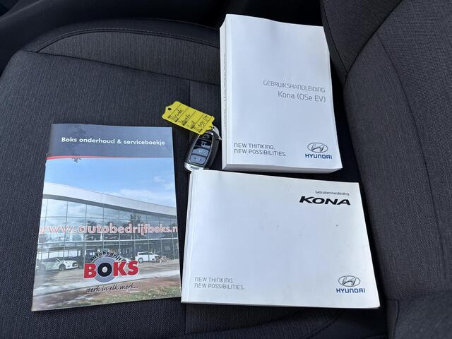 Hyundai Kona EV Comfort 64 kWh / Navi in Apple Carplay/Android Auto / Airco (automatisch) / Cruise control adaptief met Stop&Go / Soh 100 % /
