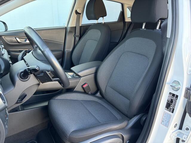 Hyundai Kona EV Comfort 64 kWh / Navi in Apple Carplay/Android Auto / Airco (automatisch) / Cruise control adaptief met Stop&Go / Soh 100 % /