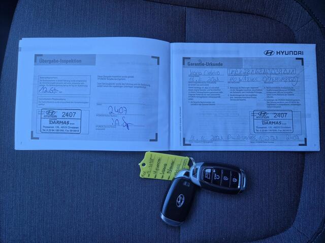 Hyundai Kona EV Comfort Smart 64 kWh Automaat / Dealer onderhouden / Accu SOH 96,70% / Stuur- & Stoelverwarming / CCS Snellader / Navigatie via Apple Carplay of Android Auto / Adaptief cruise control / Achteruitrijcamera / Keyless Entry/Start /