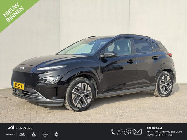 Hyundai Kona EV Comfort Smart 64 kWh / SOH 100% / Afneembare Trekhaak / Warmtepomp / Dealer Onderhouden / Camera / Navigatie Apple Carplay & Android Auto / Adaptieve Cruise Control / Stoel Verwarming / Stuurwiel Verwarming / CCS Snelladen /