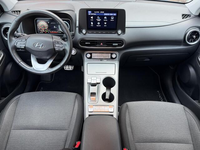 Hyundai Kona EV Comfort Smart 64 kWh / SOH 100% / Afneembare Trekhaak / Warmtepomp / Dealer Onderhouden / Camera / Navigatie Apple Carplay & Android Auto / Adaptieve Cruise Control / Stoel Verwarming / Stuurwiel Verwarming / CCS Snelladen /
