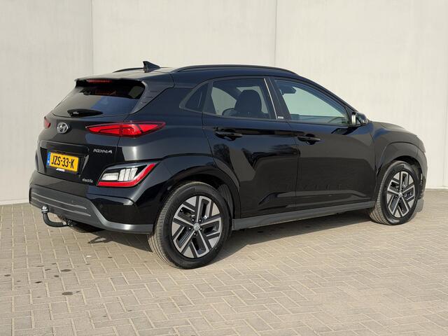 Hyundai Kona EV Comfort Smart 64 kWh / SOH 100% / Afneembare Trekhaak / Warmtepomp / Dealer Onderhouden / Camera / Navigatie Apple Carplay & Android Auto / Adaptieve Cruise Control / Stoel Verwarming / Stuurwiel Verwarming / CCS Snelladen /