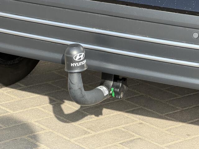 Hyundai Kona EV Comfort Smart 64 kWh / SOH 100% / Afneembare Trekhaak / Warmtepomp / Dealer Onderhouden / Camera / Navigatie Apple Carplay & Android Auto / Adaptieve Cruise Control / Stoel Verwarming / Stuurwiel Verwarming / CCS Snelladen /