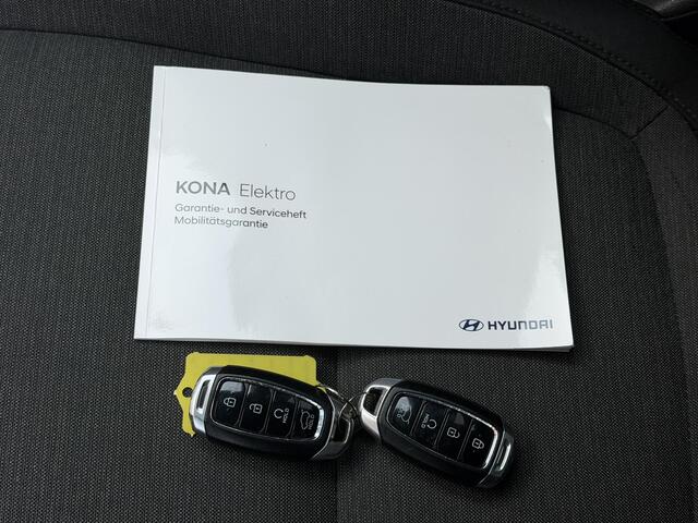 Hyundai Kona EV Comfort Smart 64 kWh / SOH 100% / Afneembare Trekhaak / Warmtepomp / Dealer Onderhouden / Camera / Navigatie Apple Carplay & Android Auto / Adaptieve Cruise Control / Stoel Verwarming / Stuurwiel Verwarming / CCS Snelladen /