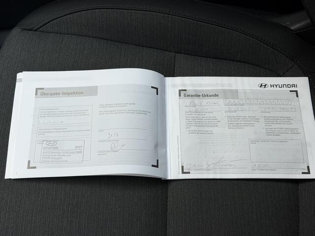 Hyundai Kona EV Comfort Smart 64 kWh / SOH 100% / Afneembare Trekhaak / Warmtepomp / Dealer Onderhouden / Camera / Navigatie Apple Carplay & Android Auto / Adaptieve Cruise Control / Stoel Verwarming / Stuurwiel Verwarming / CCS Snelladen /