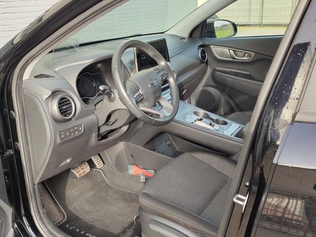 Hyundai Kona EV 64kWh SOH 100% //Bijgeluid Rijmotor// Warmtepomp Navi Ecc Camera Adap.Cruise Pdc Head-Up Apple Carplay Android Auto Display Fashion Lane Assist Dodehoek Assist Privacy Glas Keyless Regensensor 1e Eigenaar Dealeronderhouden Export - Handel Origineel Ned