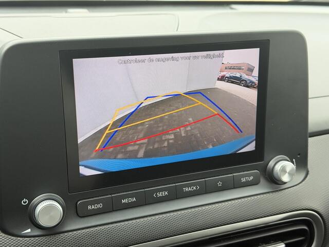 Hyundai Kona EV Comfort 64 kWh Automaat / Accu / SOH 100% / Dealer Onderhouden / Fabrieksgarantie tot 9-2027 / Navigatie Apple Carplay & Android Auto / Cruise / Clima / Camera / DAB /