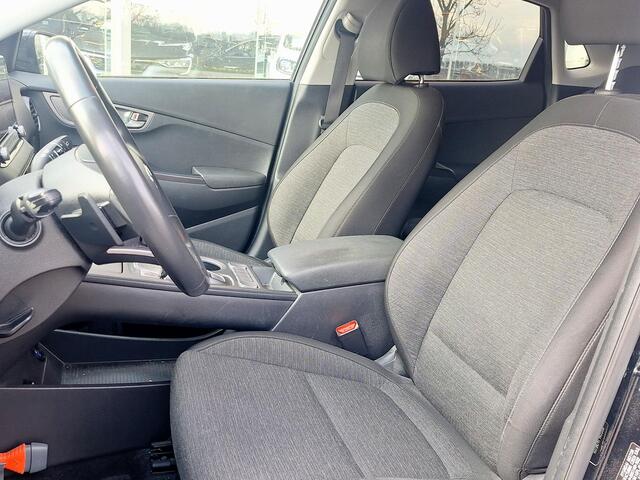 Hyundai Kona EV Fashion 64 kWh | SOH: nnb | Trekhaak | 3 Fase | Warmtepomp | HUD | Navi | Adaptive CC | Blindspot |