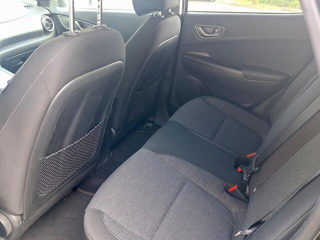 Hyundai Kona EV Fashion 64 kWh | SOH: nnb | Trekhaak | 3 Fase | Warmtepomp | HUD | Navi | Adaptive CC | Blindspot |