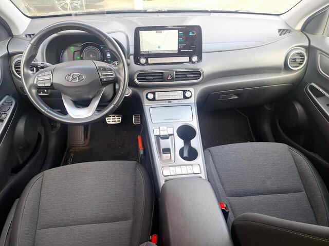 Hyundai Kona EV Fashion 64 kWh | SOH: nnb | Trekhaak | 3 Fase | Warmtepomp | HUD | Navi | Adaptive CC | Blindspot |