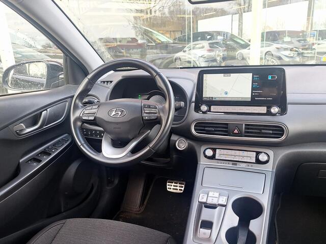 Hyundai Kona EV Fashion 64 kWh | SOH: nnb | Trekhaak | 3 Fase | Warmtepomp | HUD | Navi | Adaptive CC | Blindspot |
