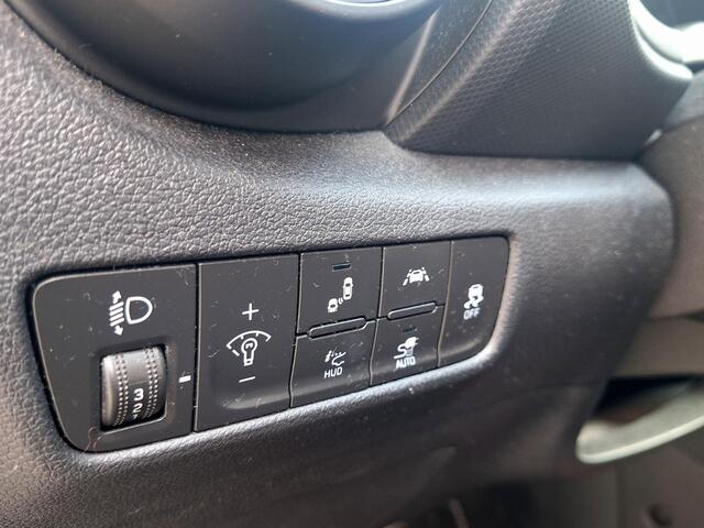 Hyundai Kona EV Fashion 64 kWh | SOH: nnb | Trekhaak | 3 Fase | Warmtepomp | HUD | Navi | Adaptive CC | Blindspot |