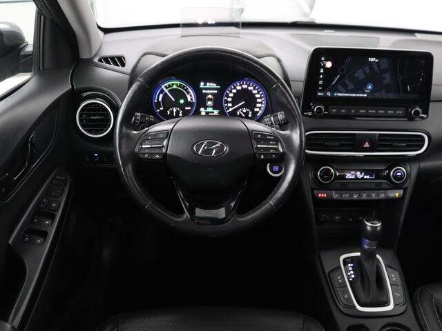 Hyundai Kona 1.6 GDI HEV Premium Sky | Schuifdak | Leder | Stoelventilatie | Adaptive cruise | Trekhaak | Head-Up | Carplay | Camera | Achterbankverwarming | Navigatie | Keyless | Climate control